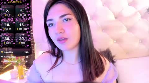 Snapshot of megan_devon chatting on 12/17/24, 06:09 online show from 12/17/24, 06:09