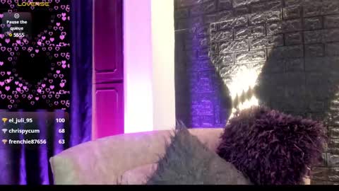 Snapshot of megan_devon chatting on 12/23/24, 05:54 online show from 12/23/24, 05:54