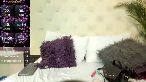 Snapshot of megan_devon chatting on 12/26/24, 06:22 online show from 12/26/24, 06:22