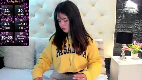 Snapshot of megan_devon chatting on 02/04/25, 11:27 online show from 02/04/25, 11:27