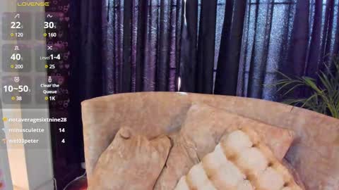 Snapshot of megan_devon chatting on 02/25/25, 05:36 online show from 02/25/25, 05:36