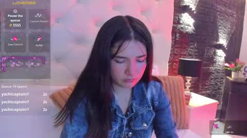 Snapshot of megan_devon chatting on 03/07/25, 03:18 online show from 03/07/25, 03:18