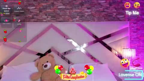 Snapshot of megan_devon chatting on 10/28/25, 11:03 online show from 10/28/25, 11:03