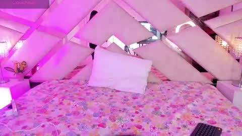 Snapshot of megan_devon chatting on 11/21/25, 12:26 online show from 11/21/25, 12:26