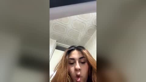                 Laura                 online show from 07/04/26, 01:45