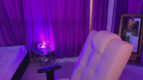                 Laura                 online show from 07/12/26, 10:34