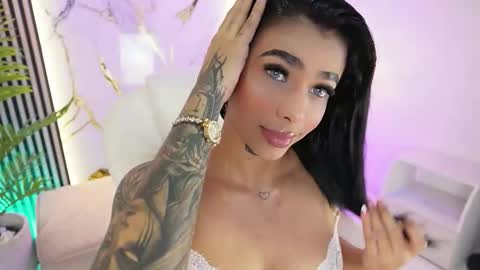 Snapshot of meganlowell chatting on 11/20/25, 07:57 Megan Lowell online show from 11/20/25, 07:57