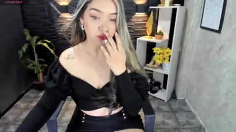 Snapshot of megann_hill chatting on 02/18/25, 12:28 Megan online show from 02/18/25, 12:28