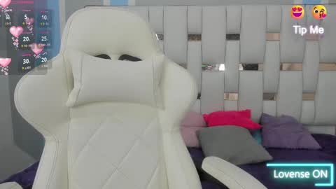 Snapshot of meganqueen2 chatting on 11/15/25, 01:07 Megan Queen online show from 11/15/25, 01:07