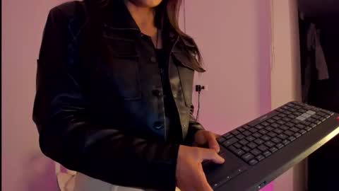 Snapshot of meganthompsonn chatting on 09/17/25, 03:30 Megan online show from 09/17/25, 03:30