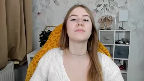 Snapshot of meganx_candy chatting on 11/18/25, 02:43 Megan online show from 11/18/25, 02:43