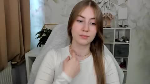 Snapshot of meganx_candy chatting on 12/17/25, 12:44 Megan online show from 12/17/25, 12:44