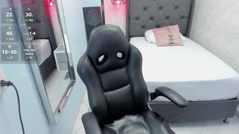 Snapshot of meganzarick chatting on 11/04/25, 01:32 M E G A N online show from 11/04/25, 01:32