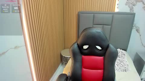 Snapshot of meganzarick chatting on 11/11/25, 02:44 M E G A N online show from 11/11/25, 02:44