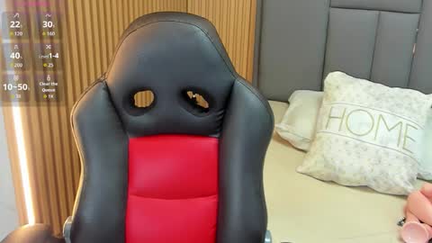 Snapshot of meganzarick chatting on 11/14/25, 02:43 M E G A N online show from 11/14/25, 02:43