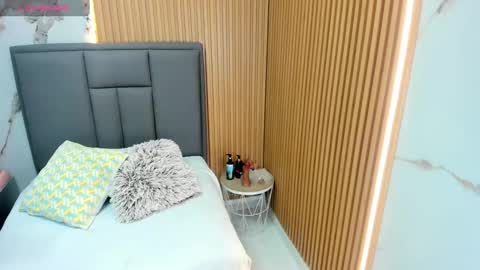 Snapshot of meganzarick chatting on 11/22/25, 03:16 M E G A N online show from 11/22/25, 03:16