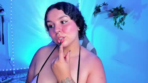 Snapshot of meggan_millerr chatting on 11/18/25, 11:37 online show from 11/18/25, 11:37