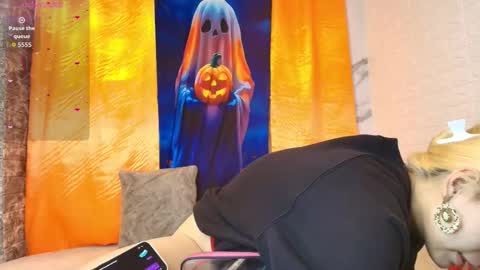 Snapshot of megganfoxy chatting on 10/20/25, 02:01 megganfoxy online show from 10/20/25, 02:01