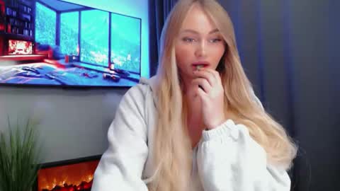 Snapshot of melani_a chatting on 12/01/25, 02:44 Melania online show from 12/01/25, 02:44