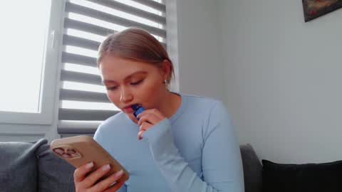 Snapshot of melani_a chatting on 02/05/26, 01:05 Melania online show from 02/05/26, 01:05