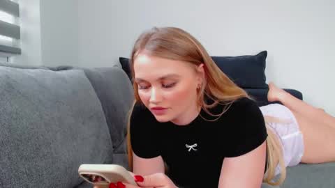 Snapshot of melani_a chatting on 02/18/26, 11:50 Melania online show from 02/18/26, 11:50