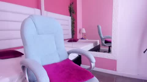 Snapshot of melani_toro chatting on 06/11/26, 12:32 melani_toro online show from 06/11/26, 12:32