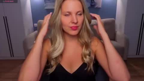Snapshot of melaniebennett chatting on 06/11/26, 07:17 Melanie Bennett online show from 06/11/26, 07:17