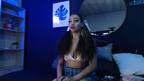 Snapshot of melaniegh_ chatting on 10/24/25, 11:17 Melanie online show from 10/24/25, 11:17