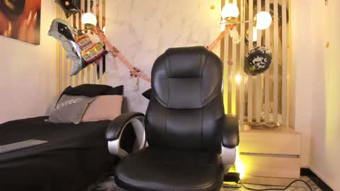 Snapshot of melaniegh_ chatting on 10/26/25, 11:27 Melanie online show from 10/26/25, 11:27