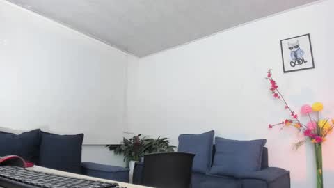 melaniie_roussel online show from 10/22/25, 12:44