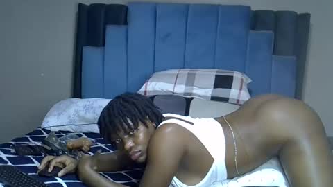 Snapshot of melanin_moon chatting on 05/10/26, 12:27 Moon online show from 05/10/26, 12:27