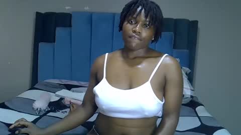 Snapshot of melanin_moon chatting on 05/27/26, 02:14 Moon online show from 05/27/26, 02:14