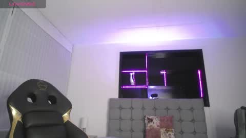 Snapshot of melanny_petite chatting on 04/15/26, 11:39 melanny_petite online show from 04/15/26, 11:39