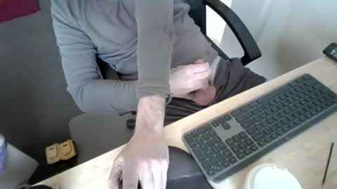 melbguy_075 online show from 10/28/25, 01:20