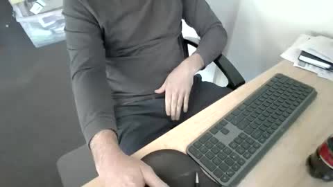 melbguy_075 online show from 05/01/26, 04:39