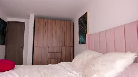 Snapshot of melgomez chatting on 10/21/25, 04:24 Mel Gomez online show from 10/21/25, 04:24