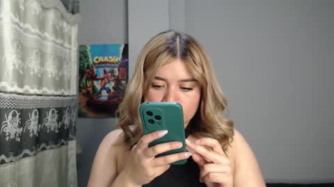 Snapshot of meliinna_xxx chatting on 11/28/25, 02:25 meliinna_xxx online show from 11/28/25, 02:25