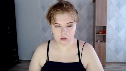 Snapshot of melina_beauty chatting on 10/13/25, 09:42 Melina online show from 10/13/25, 09:42