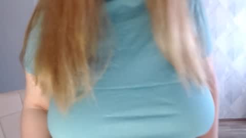 Snapshot of melina_beauty chatting on 10/15/25, 07:19 Melina online show from 10/15/25, 07:19