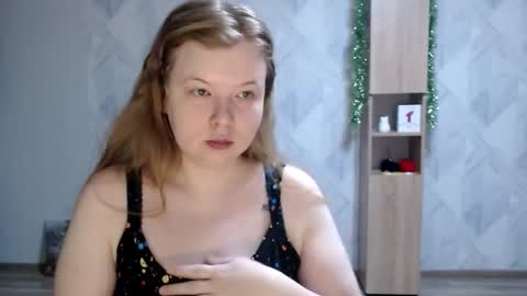 Snapshot of melina_beauty chatting on 12/21/25, 05:36 Melina online show from 12/21/25, 05:36
