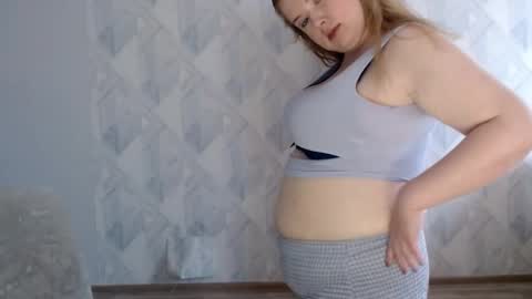 Snapshot of melina_beauty chatting on 04/17/26, 07:00 Melina online show from 04/17/26, 07:00