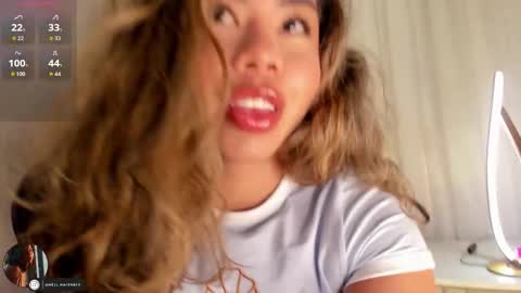 Snapshot of melina_ferrer1 chatting on 12/05/25, 01:52 EI online show from 12/05/25, 01:52