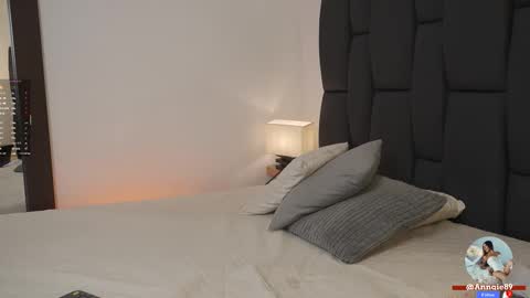 Snapshot of melisalopezz chatting on 11/21/25, 12:04 On vacation until Monday online show from 11/21/25, 12:04