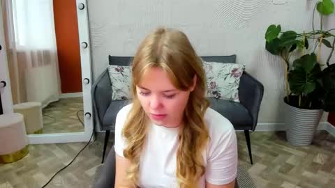 Snapshot of melissa_199 chatting on 09/26/25, 04:27 Sophia online show from 09/26/25, 04:27