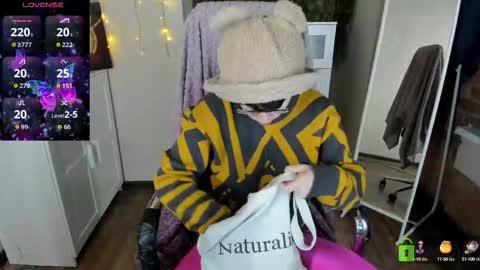 Snapshot of melissa_wells chatting on 10/04/25, 09:57 Melissa online show from 10/04/25, 09:57