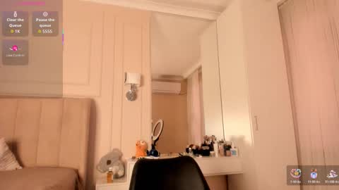 Snapshot of melissa_yamazaki chatting on 11/19/25, 04:45 Lisaa online show from 11/19/25, 04:45