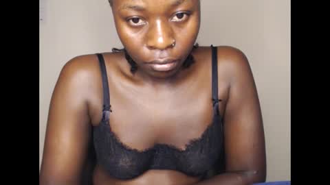 Snapshot of mellanin_pretty_ chatting on 01/21/25, 03:04 . online show from 01/21/25, 03:04