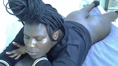 Snapshot of mellanine_ebony chatting on 02/19/26, 01:01 mellanine_ebony online show from 02/19/26, 01:01