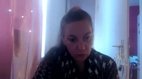 Snapshot of melli23 chatting on 12/14/25, 12:32 Melli online show from 12/14/25, 12:32