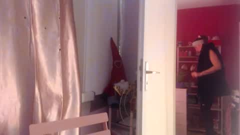 Snapshot of melli23 chatting on 12/15/25, 04:44 Melli online show from 12/15/25, 04:44